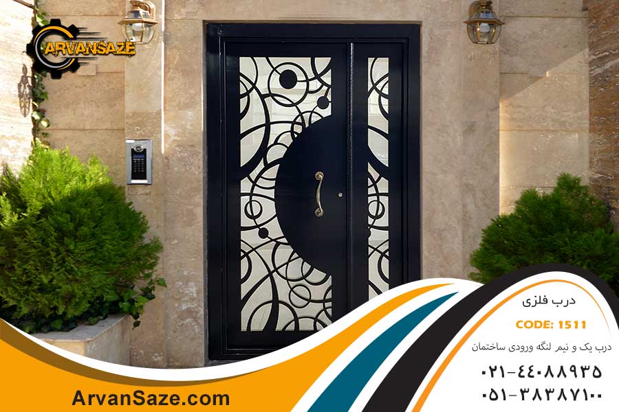 درب حیاط فلزی مشکی رنگ، شیشه خور، یک و نیم لنگه نصب شده در نمای سنگی ساختمان